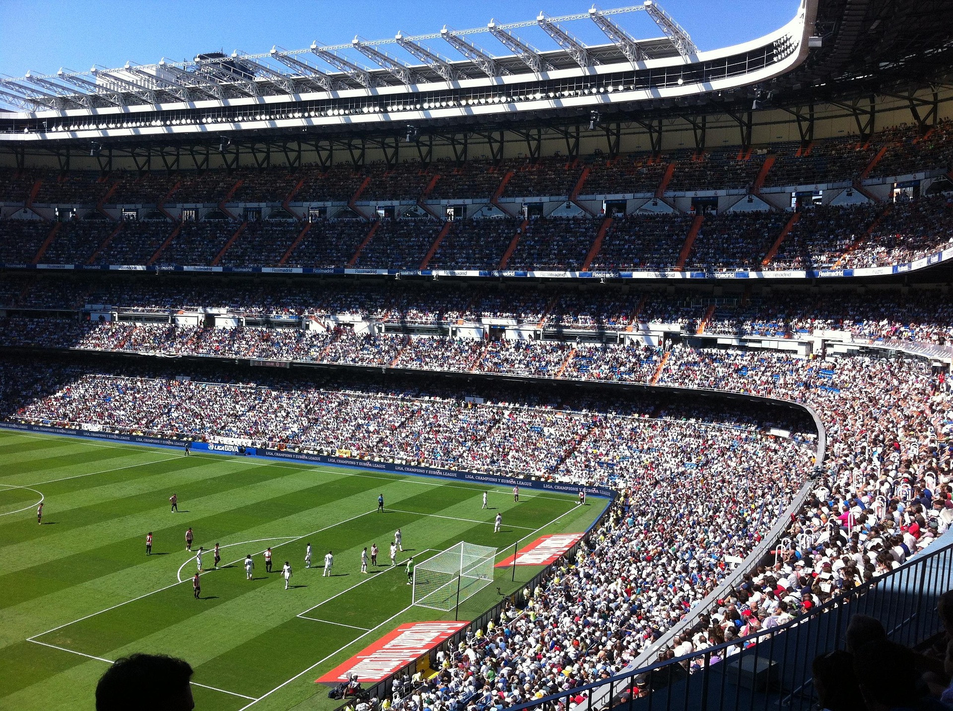 السلطات الإسبانية تعلن كلاسيكو برشلونة وريال مدريد "عالي الخطورة" وتشدد الإجراءات الأمنية